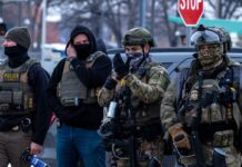 Senado de WA da luz verde a iniciativa que restringe el uso de mascarillas a la mayoria de polícias Agentes de ICE dispersan una protesta frente al edificio Bishop Henry Whipple, sede de las cortes migratorias, en St. Paul, Minnesota, en enero de 2026 - Imagen capturada por Colton de Blue G Productions.