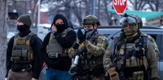 Senado de WA da luz verde a iniciativa que restringe el uso de mascarillas a la mayoria de polícias Agentes de ICE dispersan una protesta frente al edificio Bishop Henry Whipple, sede de las cortes migratorias, en St. Paul, Minnesota, en enero de 2026 - Imagen capturada por Colton de Blue G Productions.