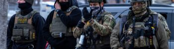 Agentes de ICE dispersan una protesta frente al edificio Bishop Henry Whipple, sede de las cortes migratorias, en St. Paul, Minnesota, en enero de 2026 - Imagen capturada por Colton de Blue G Productions.