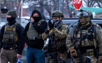 Identifican a los dos agentes vinculados a la muerte de Alex Pretti en Minneapolis Agentes de ICE dispersan una protesta frente al edificio Bishop Henry Whipple, sede de las cortes migratorias, en St. Paul, Minnesota, en enero de 2026 - Imagen capturada por Colton de Blue G Productions.