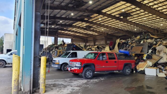 Foto: Vehículos descargando escombros en uno de los sitios habilitados por el condado Skagit - Cortesía del condado Skagit