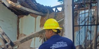 Sismo de magnitud 6.5 en México deja un fallecido y más de 420 réplicas Foto: Miembro de protección civil evaluando los daños de una vivienda ocasionados por el sismo que de 6.5 que se registró en México el 2 de enero del 2026 - Cortesía de La Secretaría de Gestión Integral de Riesgos y Protección Civil Guerrero