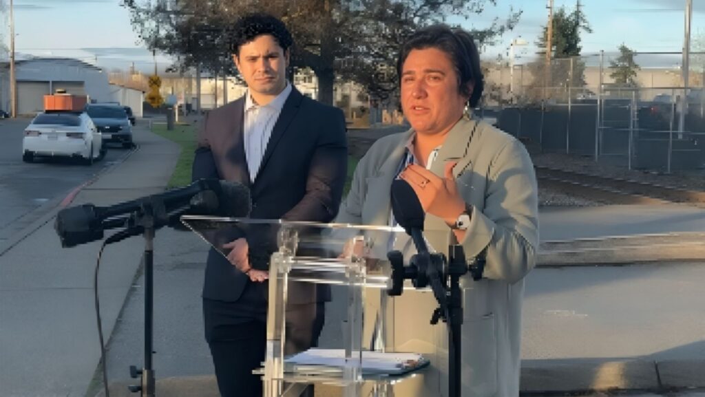 Foto: Congresista Emily Randall durante su visita al centro de detención de Tacoma de ICE - Cortesía de la Congresista Emily Randal