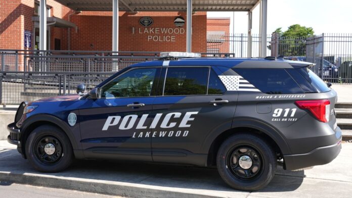 Foto: Patrulla de Lakewood en un recinto policial - Cortesía de la ciudad de Lakewood