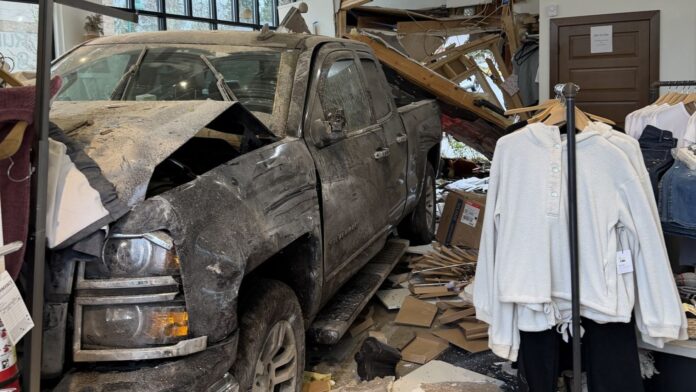 Foto: Estado de la camioneta y el negocio luego de siniestro - Cortesía del departamento de policía de Gig Harbor Foto: Estado de la camioneta y el negocio luego de siniestro - Cortesía del departamento de policía de Gig Harbor