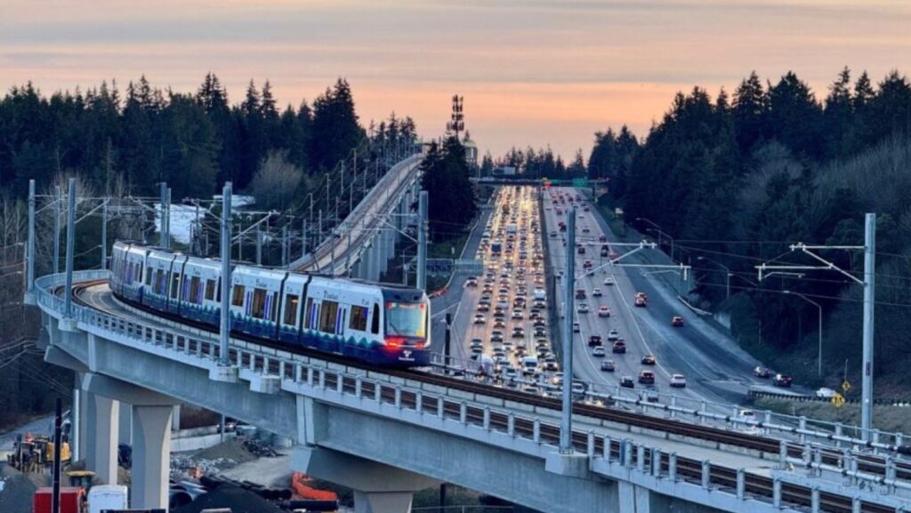 Foto: Un tren ligero de Sound Transit Link pasa sobre el tráfico de la I-5 en el norte de Seattle - Cortesía del SDOT 