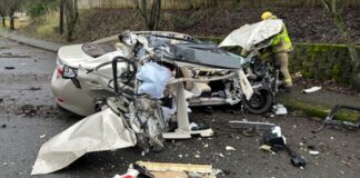 Impactante choque en Lake Stevens: el conductor destruye el auto y resulta ileso Foto: Estado del vehículo luego del choque - Cortesía del Snohomish Regional Fire And Rescue