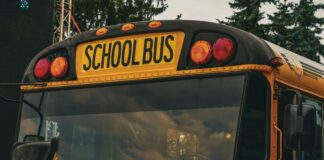 Doce estudiantes resultaron heridos tras choque de autobús escolar en Tacoma