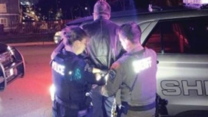 Foto: Momento en el que las autoridades arrestan a Houston Curry Wade - Cortesía del Departamento de Policía de Bremerton