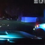 Joven de 18 años enfrenta cargos de DUI tras persecución policial y accidente en Tacoma Foto: Momento en el que sale del vehículo volado - Cortesía de la oficina del Sheriff del Condado de Pierce