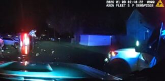 Joven de 18 años enfrenta cargos de DUI tras persecución policial y accidente en Tacoma Foto: Momento en el que sale del vehículo volado - Cortesía de la oficina del Sheriff del Condado de Pierce