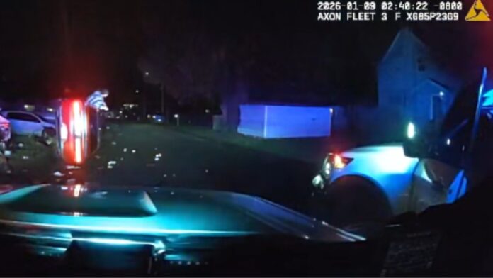 Foto: Momento en el que sale del vehículo volado - Cortesía de la oficina del Sheriff del Condado de Pierce