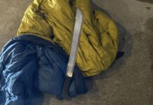 Hombre armado arrestado tras tenso enfrentamiento con el equipo SWAT en Seattle Foto: Machete incautado por las autoridades tras el enfrentamiento - Cortesía de SPD