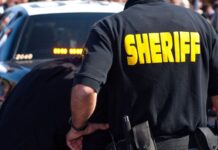 Propuesta en WA abre la puerta para quitar sheriffs electos por una junta estatal