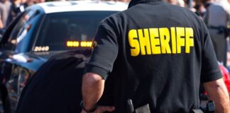 Propuesta en WA abre la puerta para quitar sheriffs electos por una junta estatal