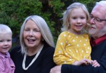 Fallece Jim Smith, ex concejal de Lynnwood y figura clave del servicio público local Foto: Jim Smith con su esposa Sherry y sus dos nietos – Cortesía de Jim Smith para el Lynnwood Times