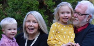 Fallece Jim Smith, ex concejal de Lynnwood y figura clave del servicio público local Foto: Jim Smith con su esposa Sherry y sus dos nietos – Cortesía de Jim Smith para el Lynnwood Times