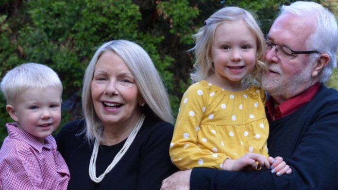 Foto: Jim Smith con su esposa Sherry y sus dos nietos – Cortesía de Jim Smith para el Lynnwood Times Foto: Jim Smith con su esposa Sherry y sus dos nietos – Cortesía de Jim Smith para el Lynnwood Times