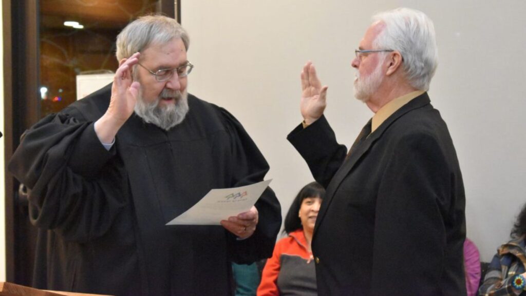 Foto: Jim Smith juramentado como concejal ante el juez Moore en 2019 – Cortesía del Lynnwood Times por Luke Putvin