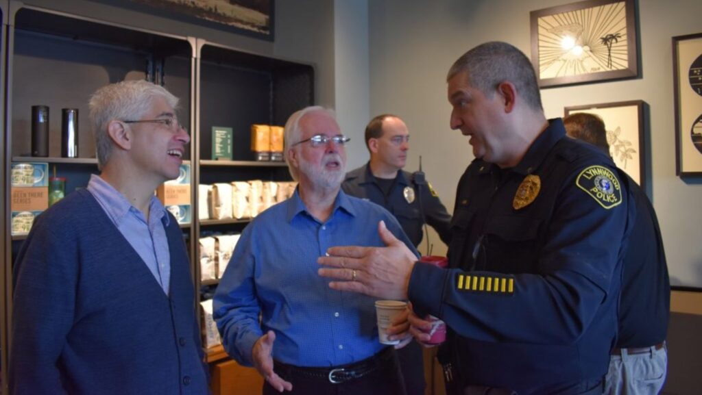 Foto: de izquierda a derecha, pastor Héctor Garfias de Trinity Lutheran, Jim Smith y el sargento Sean Doty. – Cortesía del Lynnwood Times por Luke Putvin