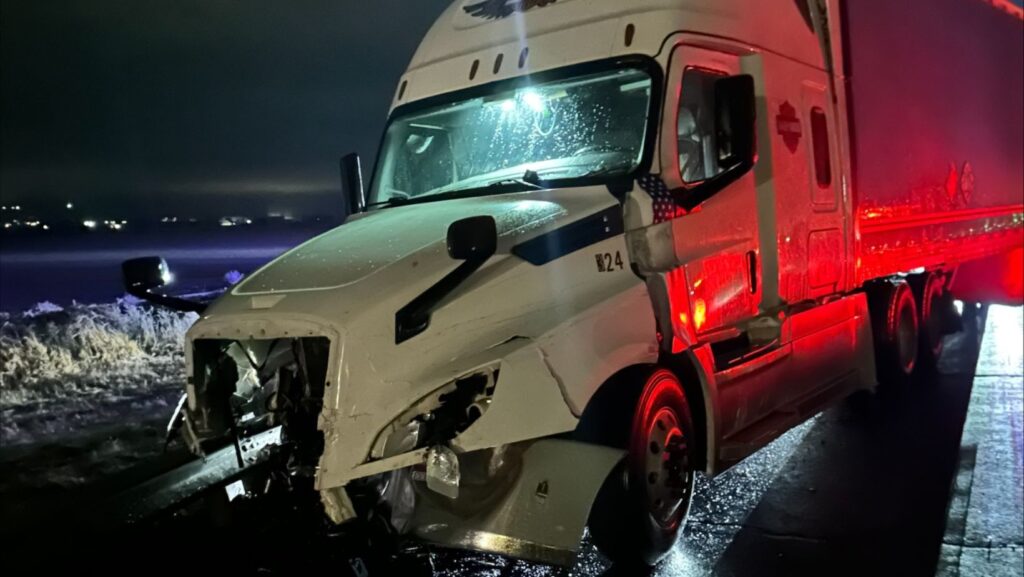 Foto: Estado del camión luego de chocar con el vehículo del WSDOT – Cortesía del WSDOT 