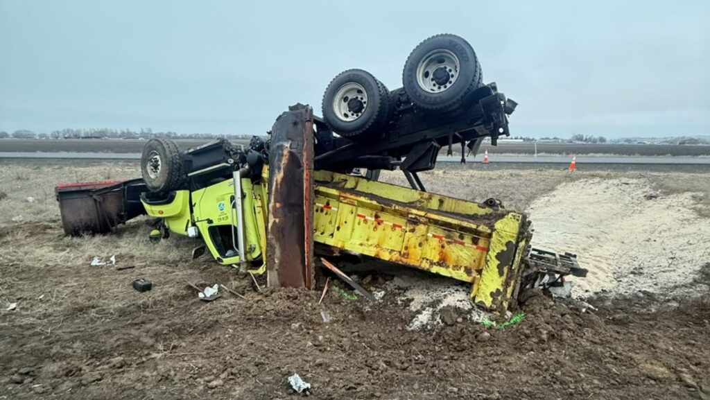 Foto: Estado del vehículo del WSDOT luego de ser impactado por el camión – Cortesía del WSDOT 
