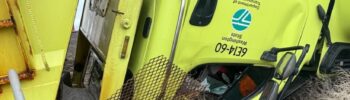 Foto: Estado del vehículo del WSDOT luego de ser impactado por el camión – Cortesía del Departamento de Transporte de WA
