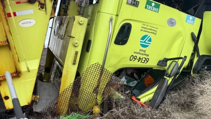 Foto: Estado del vehículo del WSDOT luego de ser impactado por el camión – Cortesía del Departamento de Transporte de WA