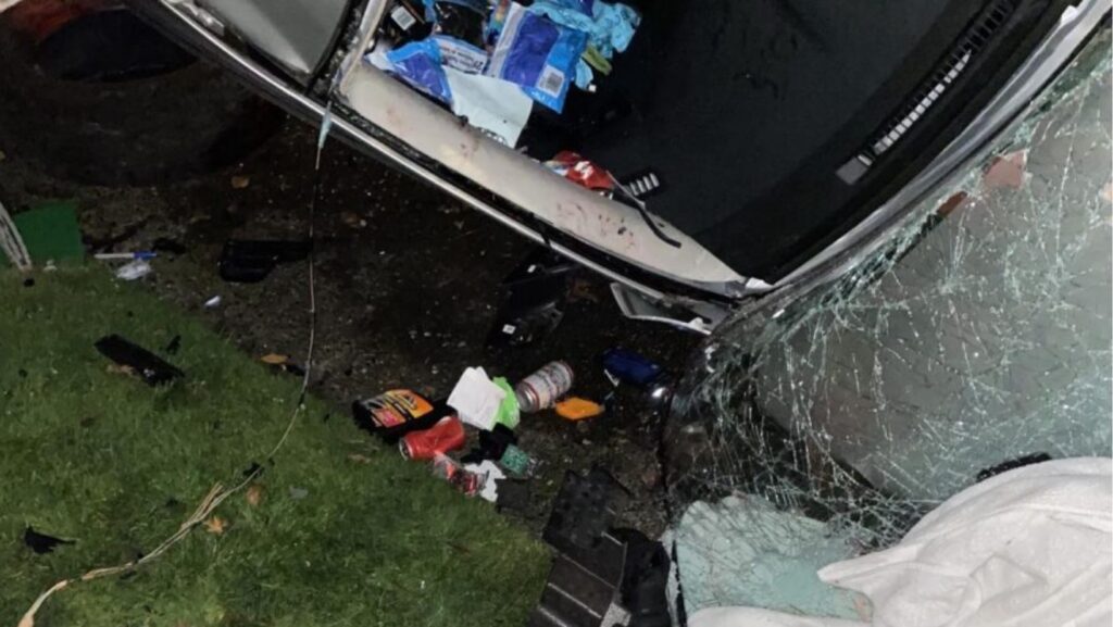 Foto: Latas de cerveza observadas mientras agentes del orden investigaban una colisión por DUI – Cortesía de SPD