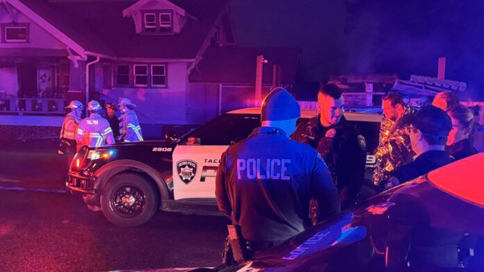 Foto: Agentes de policía y bomberos durante la investigación del apuñalamiento y el incendio - Cortesía del departamento de bomberos de Tacoma