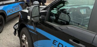 Arrestan a ayudante de maestro de Edmonds por presunta relación sexual con una estudiante Vehículos del departamento de policía de Edmonds en una calle de la ciudad - Foto cortesía del departamento de policía de Edmonds.