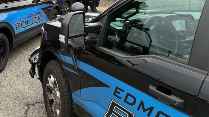 Vehículos del departamento de policía de Edmonds en una calle de la ciudad - Foto cortesía del departamento de policía de Edmonds. Vehículos del departamento de policía de Edmonds en una calle de la ciudad - Foto cortesía del departamento de policía de Edmonds.