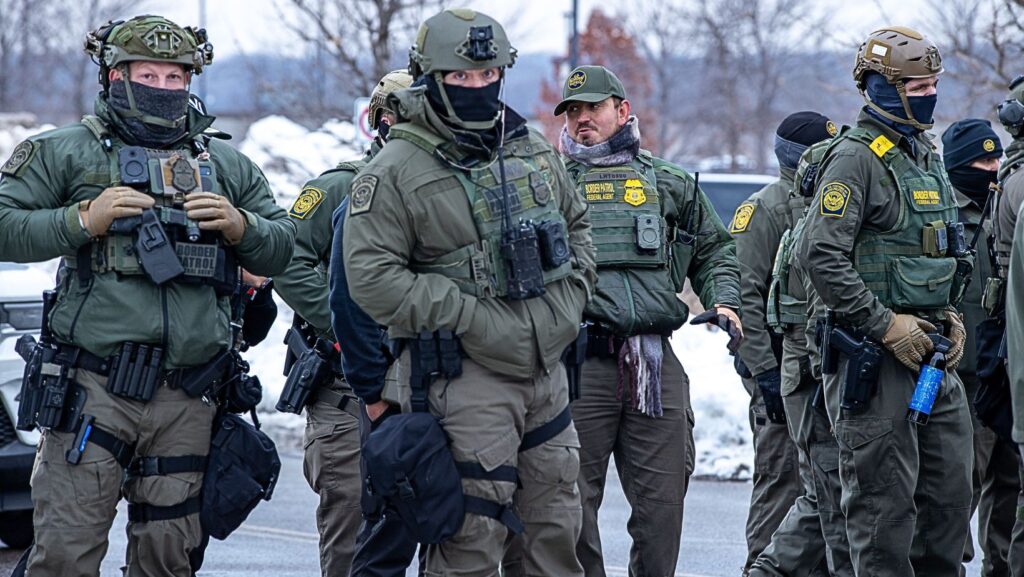 Agentes federales participan en un operativo en St. Paul, Minnesota, en enero de 2026. La presencia de unidades tácticas se intensificó en la zona. Fotografía tomada por Colton, de Blue G Productions.