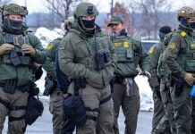 ICE amplía facultades para ingresar a viviendas sin orden judicial, según memorando interno Agentes federales participan en un operativo en St. Paul, Minnesota, en enero de 2026. La presencia de unidades tácticas se intensificó en la zona. Fotografía tomada por Colton, de Blue G Productions.