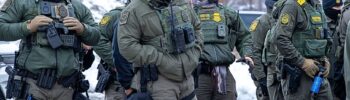 Agentes federales participan en un operativo en St. Paul, Minnesota, en enero de 2026. La presencia de unidades tácticas se intensificó en la zona. Fotografía tomada por Colton, de Blue G Productions.