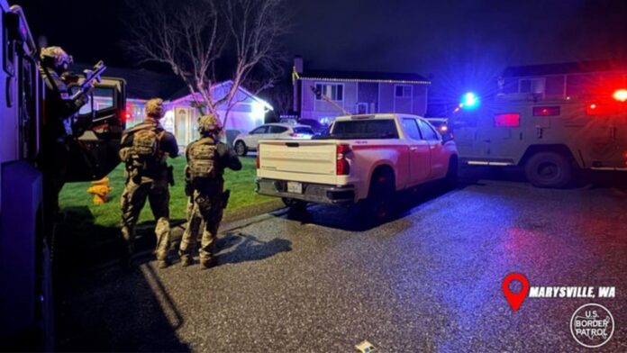 Foto: Agentes de la Patrulla Fronteriza y del HSI durante el operativo que desmanteló una red de tráfico de armas y drogas en Marysville – Cortesía de CBP