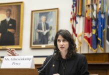 La congresista democrata Marie Gluesenkamp Pérez apoyó la financiación del DHS Foto: La representante Marie Gluesenkamp Pérez participa en una votación legislativa relacionada con el derecho militar a realizar reparaciones dentro de la Ley de Autorización de Defensa Nacional (NDAA) para el año fiscal 2026. – Cortesía de la representante Marie