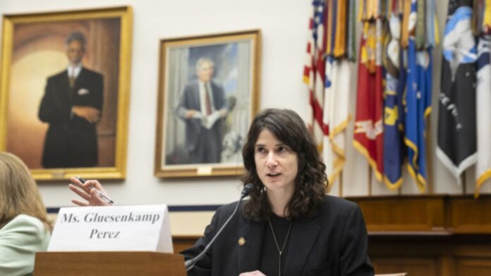 Foto: La representante Marie Gluesenkamp Pérez participa en una votación legislativa relacionada con el derecho militar a realizar reparaciones dentro de la Ley de Autorización de Defensa Nacional (NDAA) para el año fiscal 2026. – Cortesía de la representante Marie