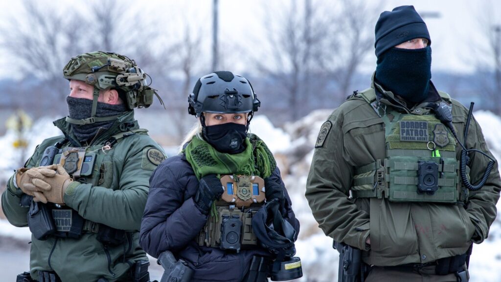 Agentes de ICE dispersan una protesta frente al edificio Bishop Henry Whipple, sede de las cortes migratorias, en St. Paul, Minnesota, en enero de 2026 - Imagen capturada por Colton de Blue G Productions.
