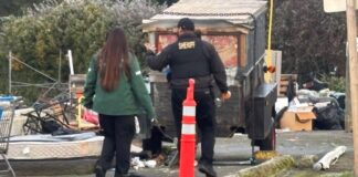 Desalojo en Skyway: autoridades retiran ocupación tras meses de denuncias vecinales Foto: Personal de la oficina del alguacil durante el desalojo – Cortesía del sheriff del condado King