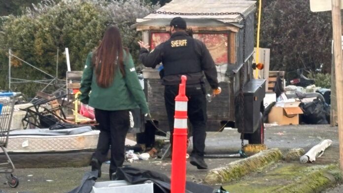 Foto: Personal de la oficina del alguacil durante el desalojo – Cortesía del sheriff del condado King