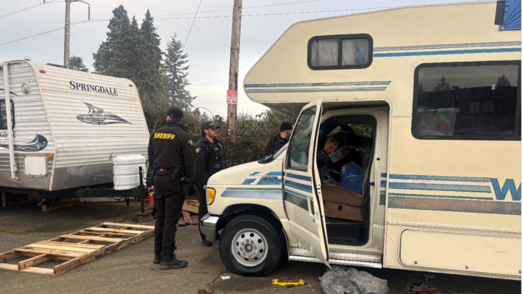 Foto: Personal de la oficina del Sheriff verificando las casas rodantes durante el desalojo – Cortesía de Oficina del Sheriff del Condado de King