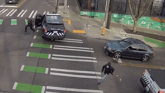Foto: Agente del SPD persigue a un sospechoso de un delito grave – Cortesía del departamento de policía de Seattle