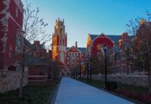 Yale ampliará la matrícula gratuita para miles de familias Vista de la Universidad de Yale, New Haven, Connecticut, Estados Unidos