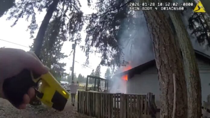 Foto: Imagen de la cámara corporal de unos de los agentes que participo en el arresto – Cortesía del Sheriff Derek Sanders Foto: Imagen de la cámara corporal de unos de los agentes que participo en el arresto – Cortesía del Sheriff Derek Sanders