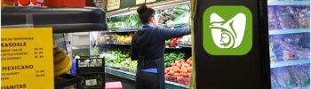 Trabajadora latina organizando frutas y verduras en una tienda comunitaria en Washington, un ejemplo de mexicanas y mexicanos que pueden acceder al programa de incorporación del IMSS desde Estados Unidos