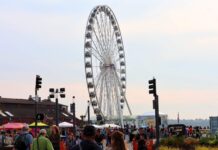 Winter by the Water debutará en Seattle como festival invernal en el malecón Multitud llegando a Waterfront Park durante la celebración de inauguración en Seattle. Septiembre 6 de 2025.