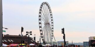 Winter by the Water debutará en Seattle como festival invernal en el malecón Multitud llegando a Waterfront Park durante la celebración de inauguración en Seattle. Septiembre 6 de 2025.