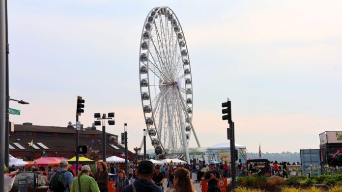 Waterfront Park Multitud llegando a Waterfront Park durante la celebración de inauguración en Seattle. Septiembre 6 de 2025.