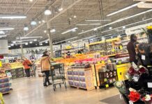 El alto costo de los comestibles en Seattle obliga a cambiar hábitos de compra Clientes compran frutas y verduras en el interior de un supermercado, en medio de un contexto de aumento en los precios de los alimentos.